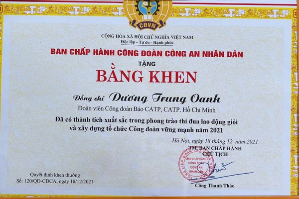 Dương Trung Oanh nhận bằng khen của Công đoàn Công an nhân dân