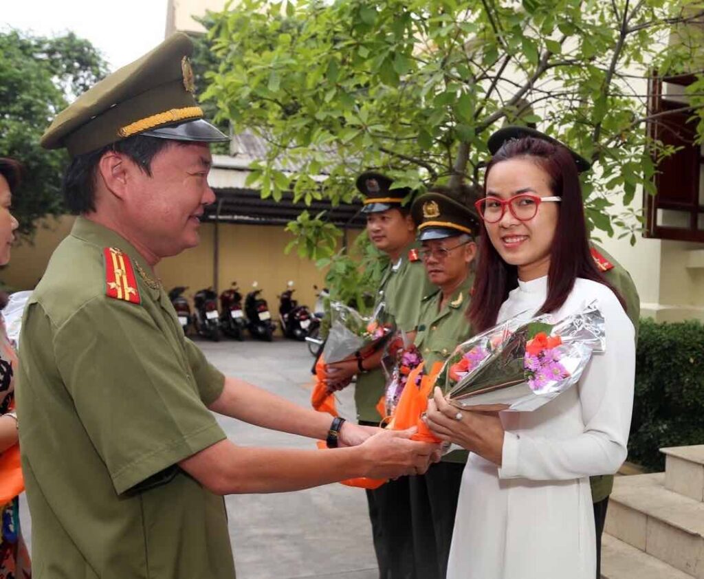 Báo Công an thành phố Hồ Chí Minh tặng hoa, khen thưởng phóng viên Dương Trung Oanh