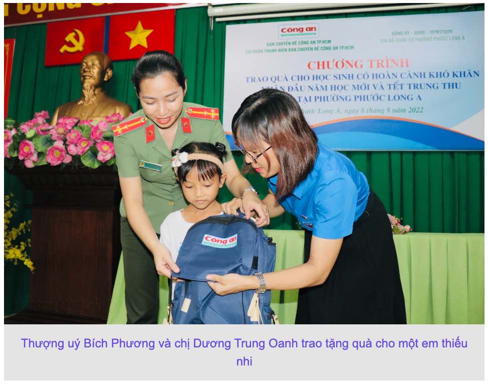 Bí thư đoàn Dương Trung Oanh tặng ba lô cho học sinh khó khăn