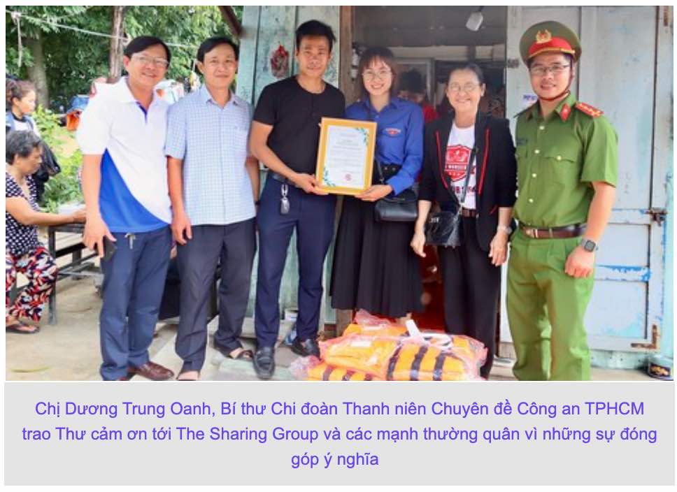 Bí thư đoàn Dương Trung Oanh tặng thư cảm ơn nhà tài trợ đồng hành trong chương trình thiện nguyện.