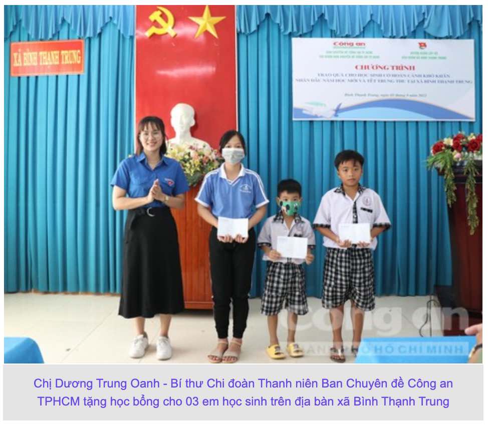 Dương Trung Oanh trao học bổng cho học sinh khó khăn tại xã Bình Thạnh Trung, huyện Lấp Vò, tỉnh Đồng Tháp