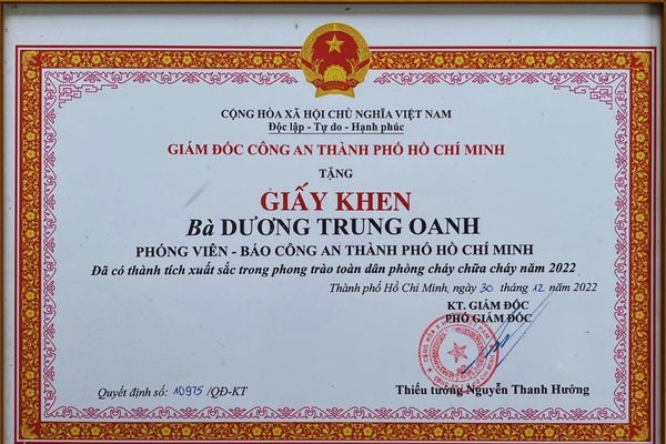 Giám đốc công an thành phố hồ chí minh tặng giấy khen cho dương trung oanh với thành tích xuất sắc trong phong trào toàn dân phòng cháy chữa cháy