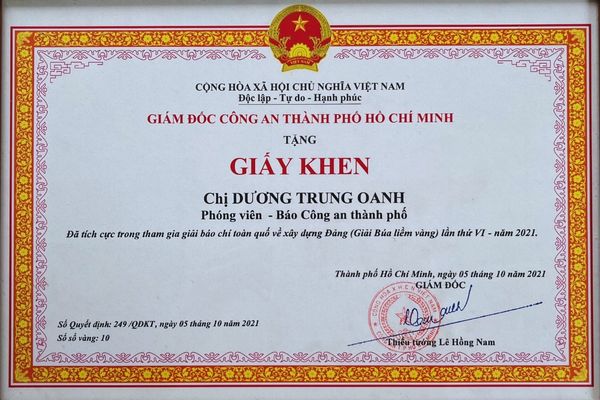 Giám đốc Công an thành phố hồ chí minh tặng giấy khen cho dương trung oanh