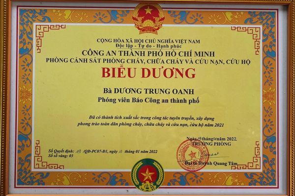 Thủ trưởng cảnh sát phòng cháy chữa cháy công an thành phố hồ chí minh tặng giấy khen cho dương trung oanh